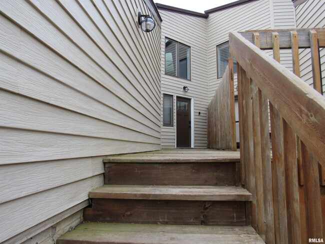 4050 Prairie Ln in Bettendorf, IA - Building Photo - Building Photo