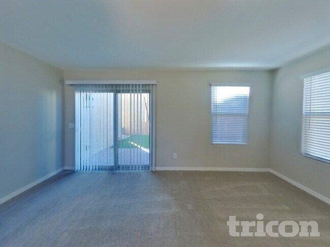 8023 W Albeniz Pl in Phoenix, AZ - Building Photo - Building Photo