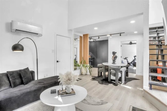 9821 Walnut St, Unit 203 in Dallas, TX - Building Photo - Building Photo