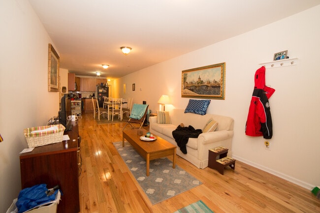 4317 Sansom St in Philadelphia, PA - Foto de edificio - Building Photo