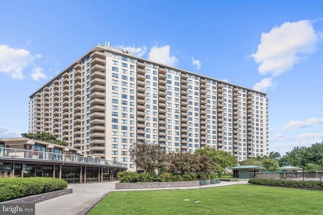 5225 Pooks Hill Rd, Unit 1608S