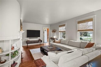 80 Lakeshore Dr in East Greenwich, RI - Building Photo - Building Photo