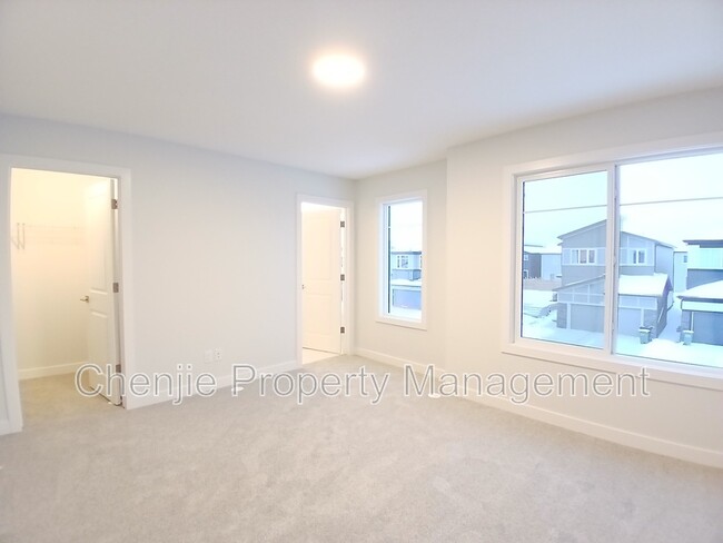 3477 Kulay Green SW in Edmonton, AB - Building Photo - Building Photo