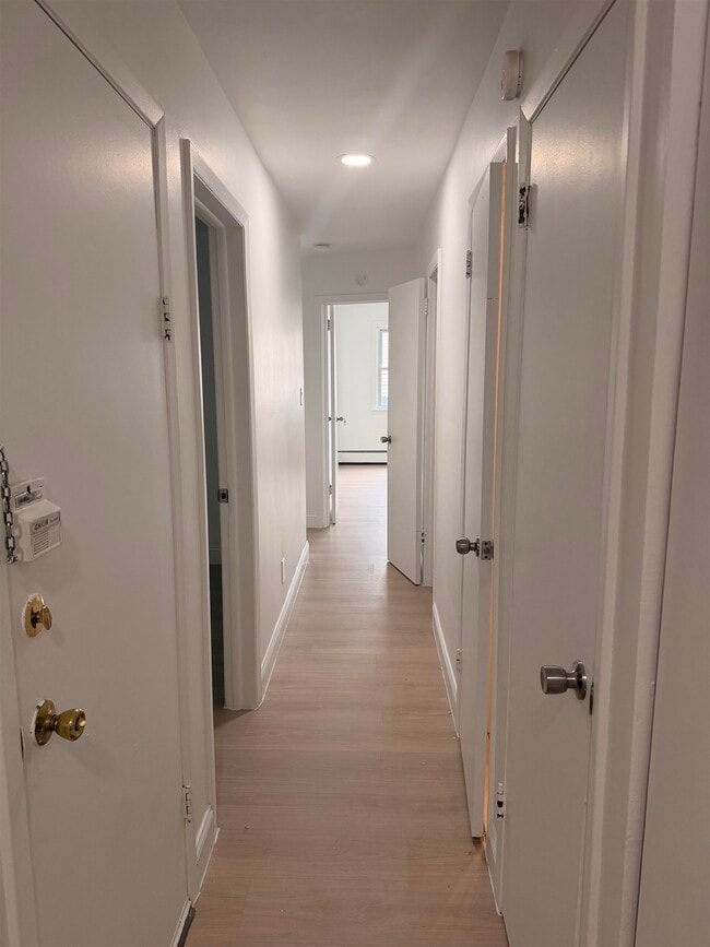 24 E 18th St in Bayonne, NJ - Building Photo - Building Photo