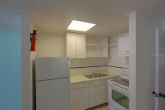 615 Shore Rd-Unit -2 in Nokomis, FL - Foto de edificio - Building Photo