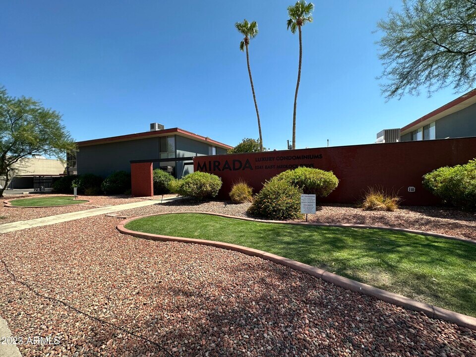 1241 E Medlock Dr in Phoenix, AZ - Building Photo
