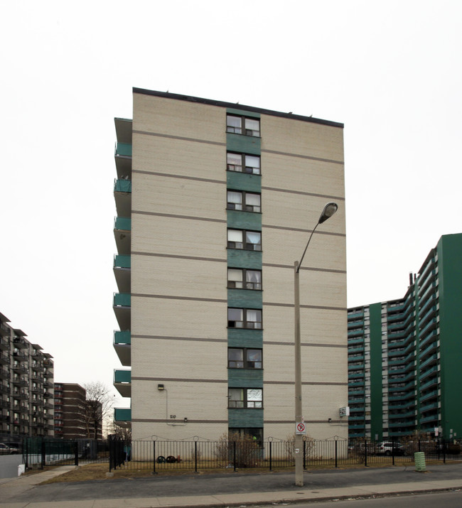 210 Woolner Ave in Toronto, ON - Building Photo - Building Photo