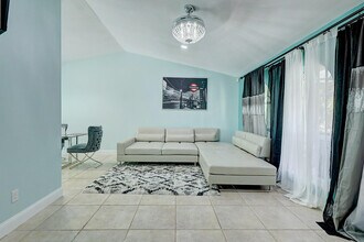 238 SW Grove Ave in Port St. Lucie, FL - Foto de edificio - Building Photo