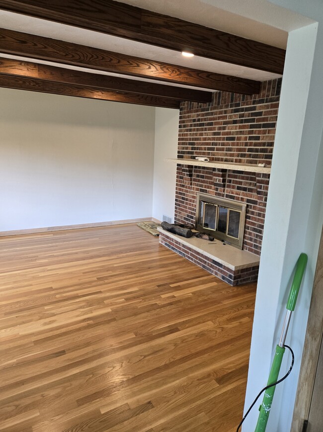 17570 Lucy Cir in Brookfield, WI - Foto de edificio - Building Photo