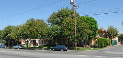 Saticoy Manor in Reseda, CA - Foto de edificio - Building Photo