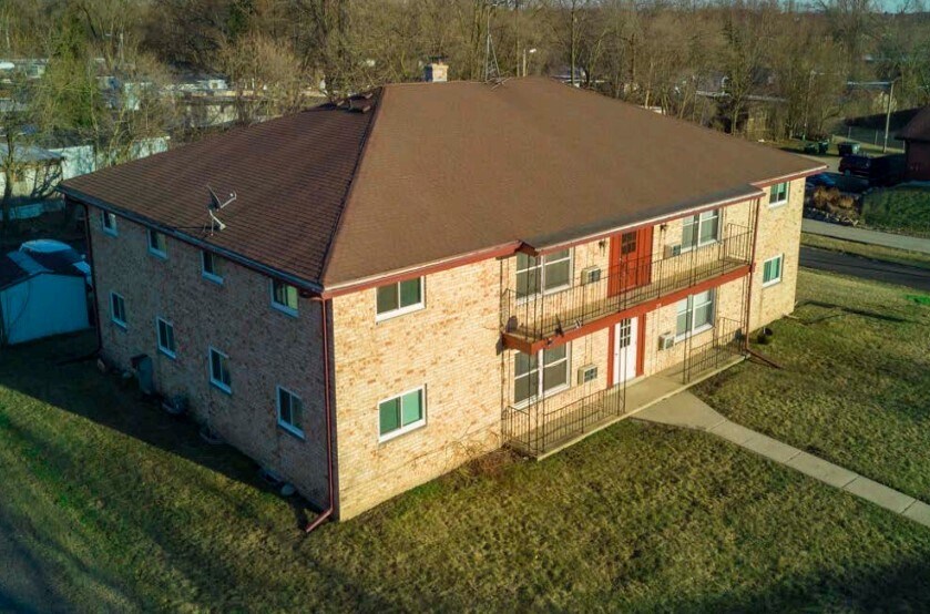 219 Lewis St in Elkhorn, WI - Foto de edificio