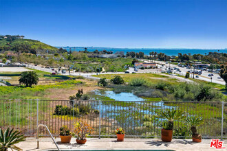 23901 Civic Center Way in Malibu, CA - Foto de edificio - Building Photo