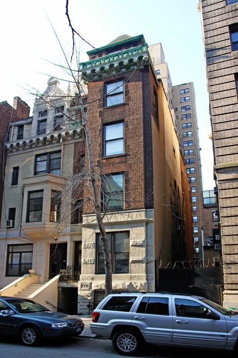 272 W 73rd St in New York, NY - Building Photo