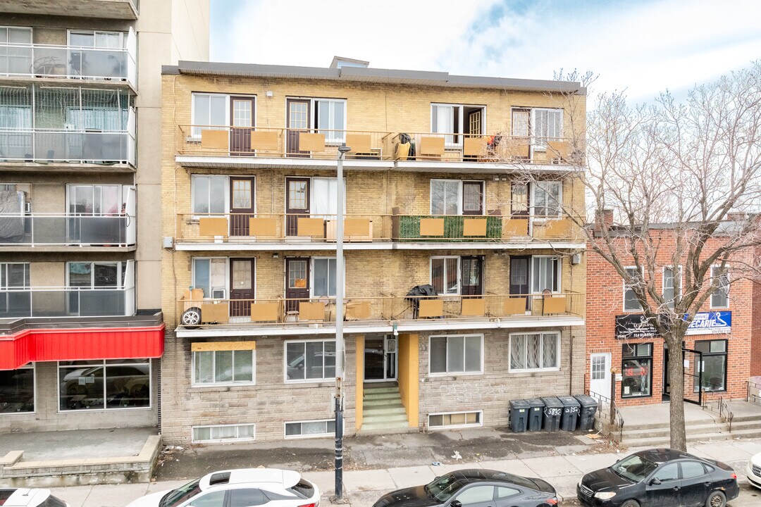 5832 Décarie Boul in Montréal, QC - Building Photo