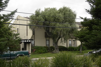 2345-2371 Fairway Dr in San Leandro, CA - Building Photo - Building Photo