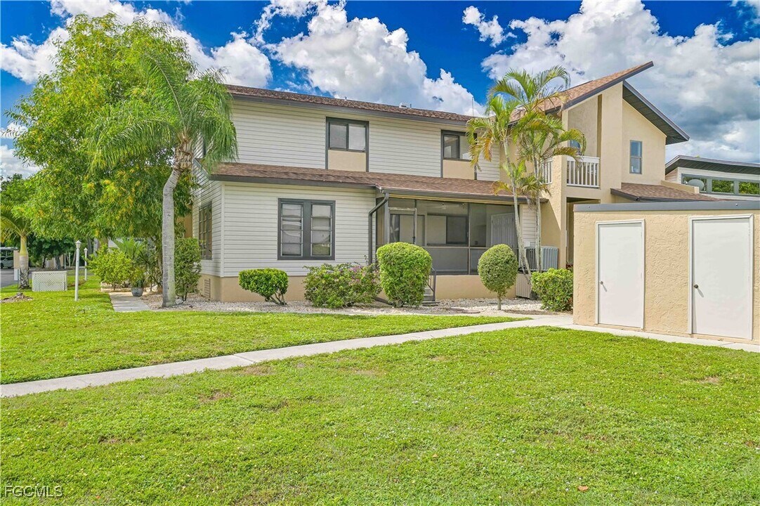 17040 Golfside Cir in Ft. Myers, FL - Foto de edificio