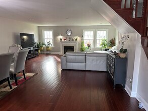 4506 Stonehedge Rd in Edison, NJ - Foto de edificio - Building Photo