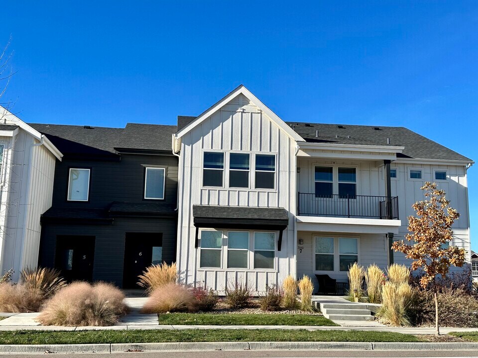 2060 Autumn Moon Dr, Unit 6 in Windsor, CO - Building Photo