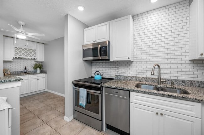 3295 Fox Chase Cir, Unit 105 in Palm Harbor, FL - Foto de edificio - Building Photo