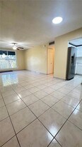 606 W 81st St, Unit 305 in Hialeah, FL - Building Photo