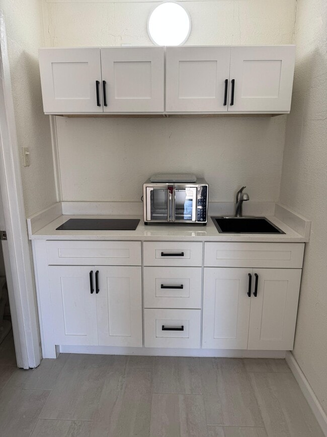 7928 FL-6, Unit 1