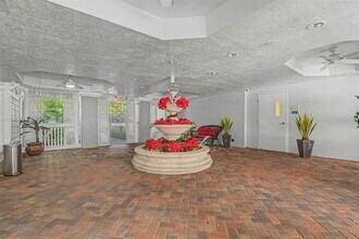 7000 SW 80th St in Miami, FL - Foto de edificio - Building Photo