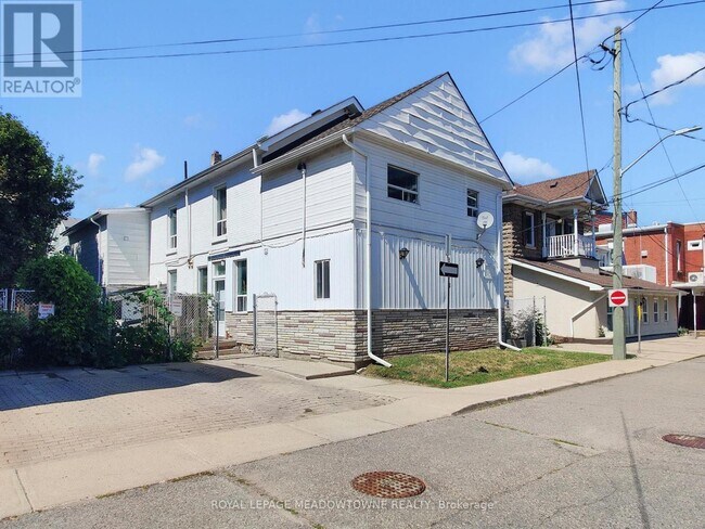 12 Wesleyan St in Halton Hills, ON - Building Photo - Building Photo
