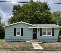 202 W Langley Blvd in Universal City, TX - Building Photo