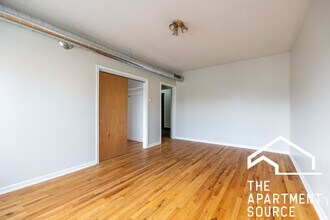 2712 N Milwaukee Ave in Chicago, IL - Foto de edificio - Building Photo