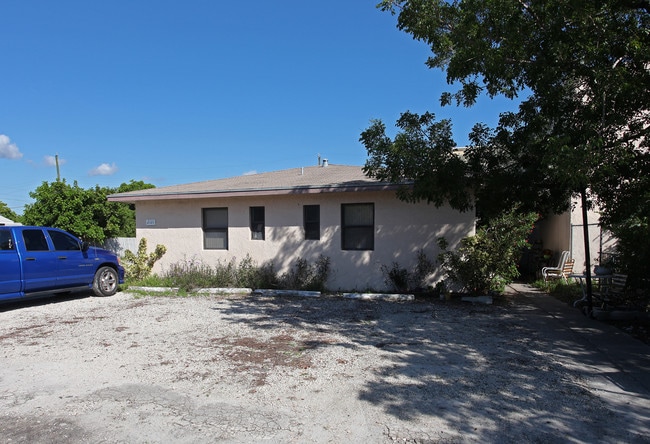 2121 Taylor St in Hollywood, FL - Building Photo - Building Photo