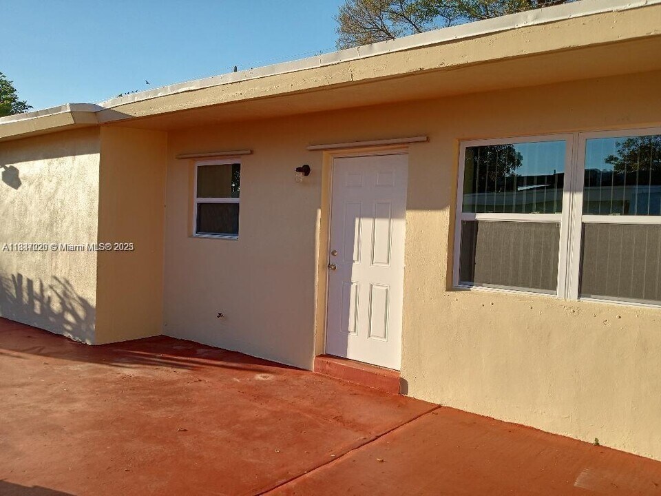2435 Plunkett St in Hollywood, FL - Foto de edificio