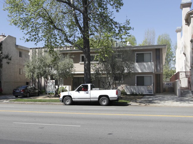 4639 Coldwater Canyon Ave in Sherman Oaks, CA - Building Photo - Building Photo