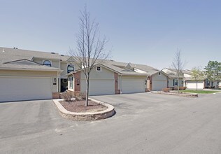 Walnut Woods Condominiums in West Bloomfield, MI - Building Photo - Building Photo