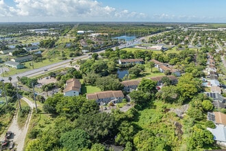 Lake Arjaro Apartments in West Palm Beach, FL - Foto de edificio - Building Photo