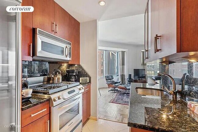 150-156 W 56th St in New York, NY - Building Photo - Building Photo