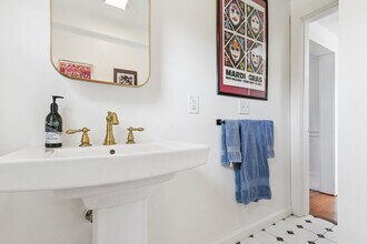 42 Warren Ave in Groton, CT - Foto de edificio - Building Photo