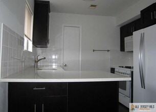 816 N Oaks Blvd in North Brunswick, NJ - Building Photo - Building Photo