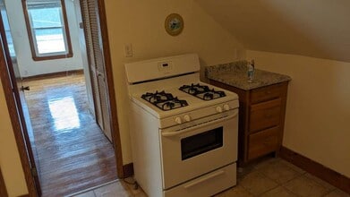 11 Falmouth St, Unit 3 in Worcester, MA - Foto de edificio - Building Photo