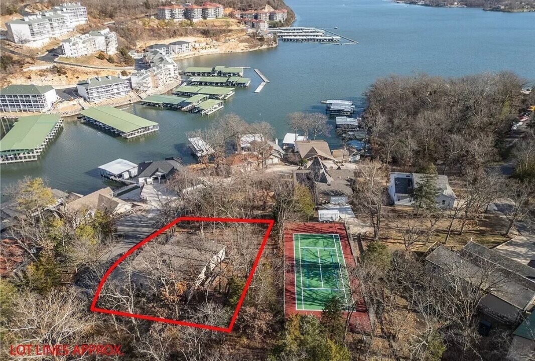 128 Hawk Cir in Lake Ozark, MO - Building Photo