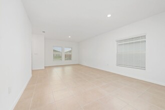 237 Garnet Ave in Poinciana, FL - Building Photo - Building Photo