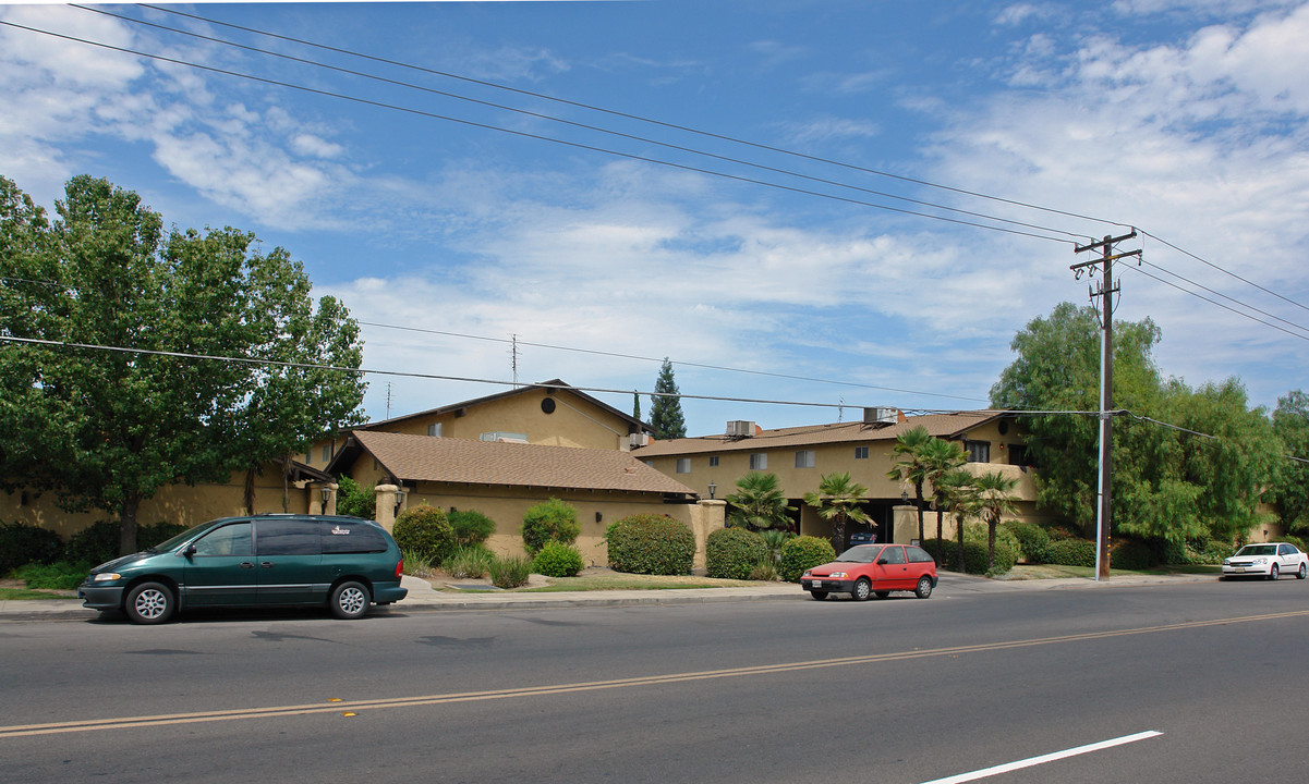 Gong's Casa Grand Apartments in Selma, CA - Building Photo