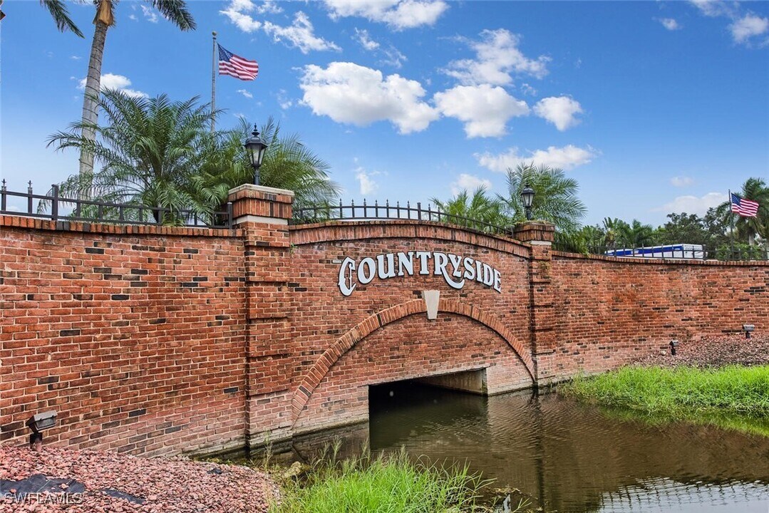 458 Countryside Dr in Naples, FL - Building Photo