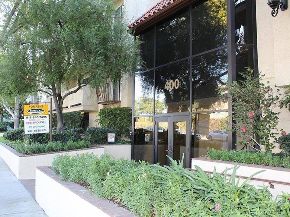 400 N Hollywood Way in Burbank, CA - Building Photo