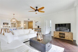100 Uno Lago Dr in West Palm Beach, FL - Building Photo - Building Photo