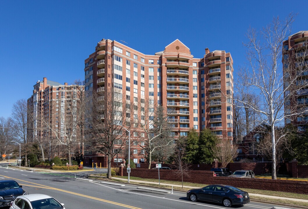 The Fallswood in North Bethesda, MD - Foto de edificio