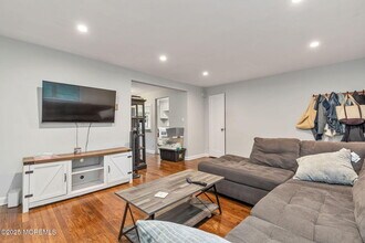 32 Manor Dr in Red Bank, NJ - Building Photo - Building Photo