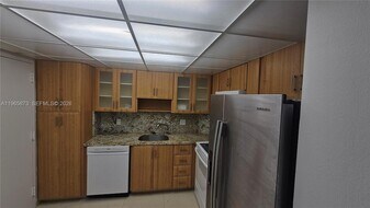 1980 S Ocean Dr, Unit 22G in Hallandale Beach, FL - Building Photo