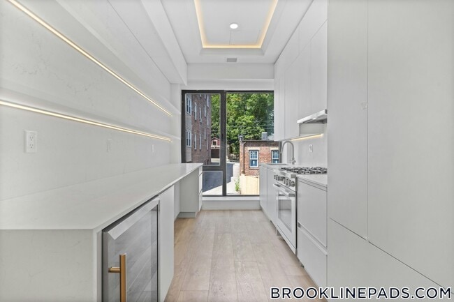 1578 Beacon St, Unit 202 in Brookline, MA - Foto de edificio - Building Photo