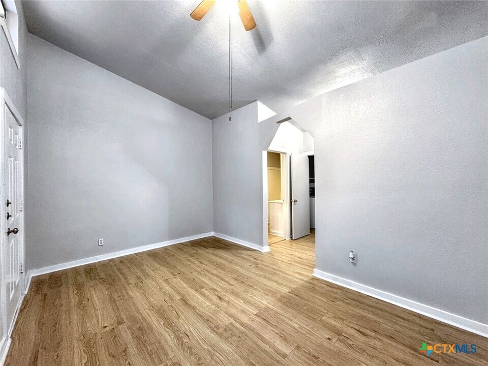 1108 W McCarty Ln in San Marcos, TX - Building Photo