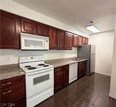 5044 River Glen Dr in Las Vegas, NV - Building Photo - Building Photo